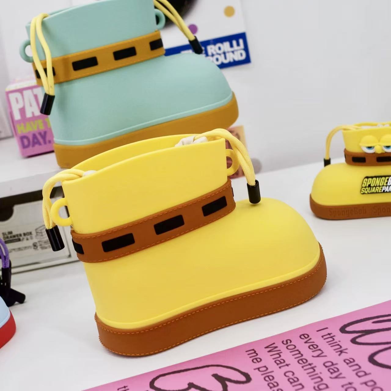 SpongeBob Series Silicone Boot-Shaped Earphone Case & Coin Purse Keychain